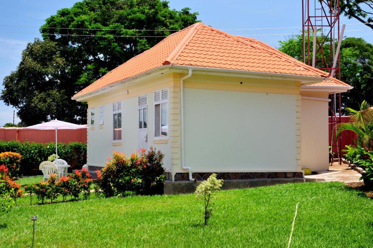 Victoria Lake View Guesthouse & Safaris Entebbe Ngoại thất bức ảnh