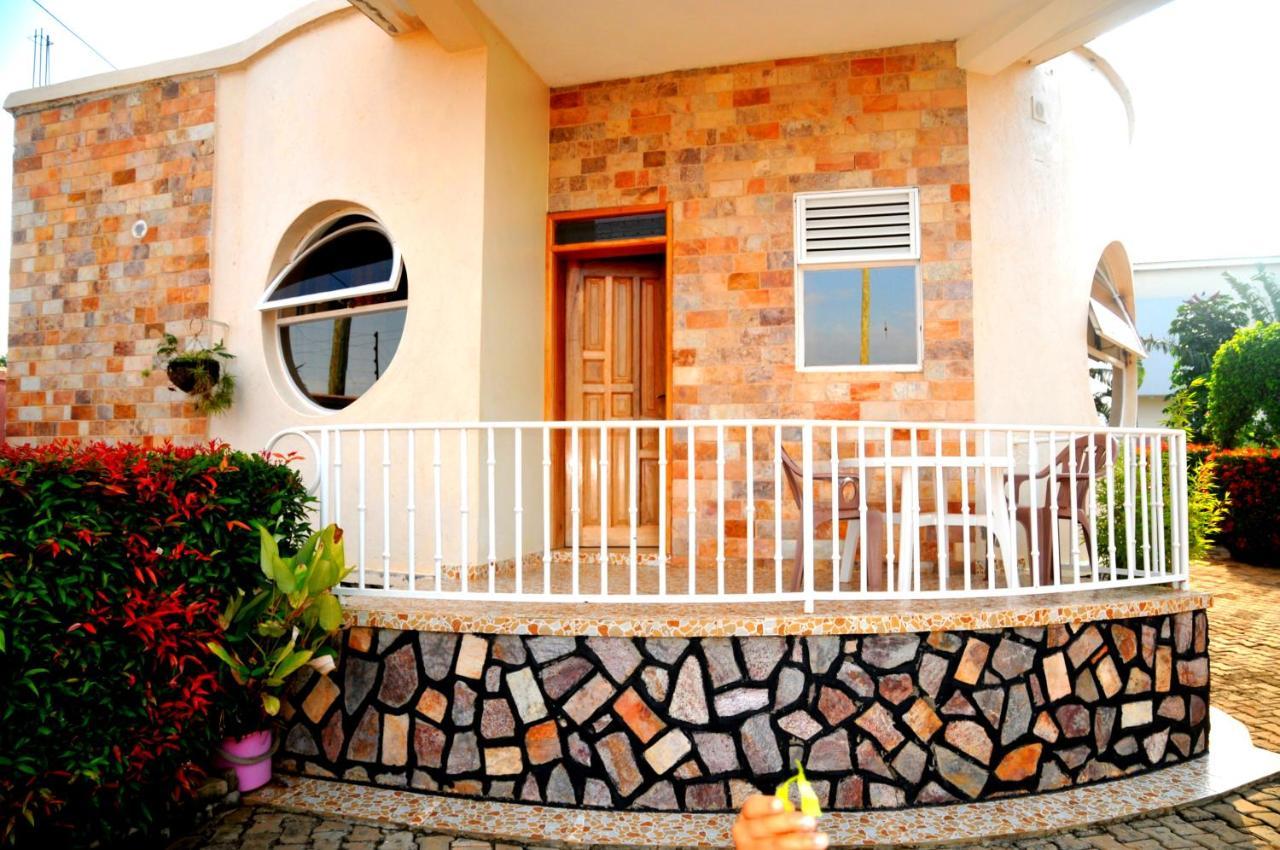 Victoria Lake View Guesthouse & Safaris Entebbe Ngoại thất bức ảnh