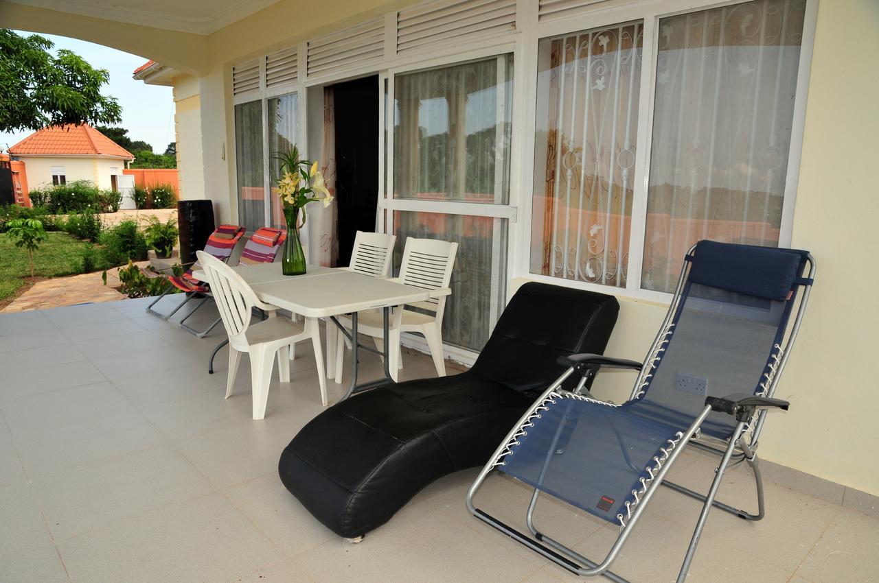 Victoria Lake View Guesthouse & Safaris Entebbe Ngoại thất bức ảnh