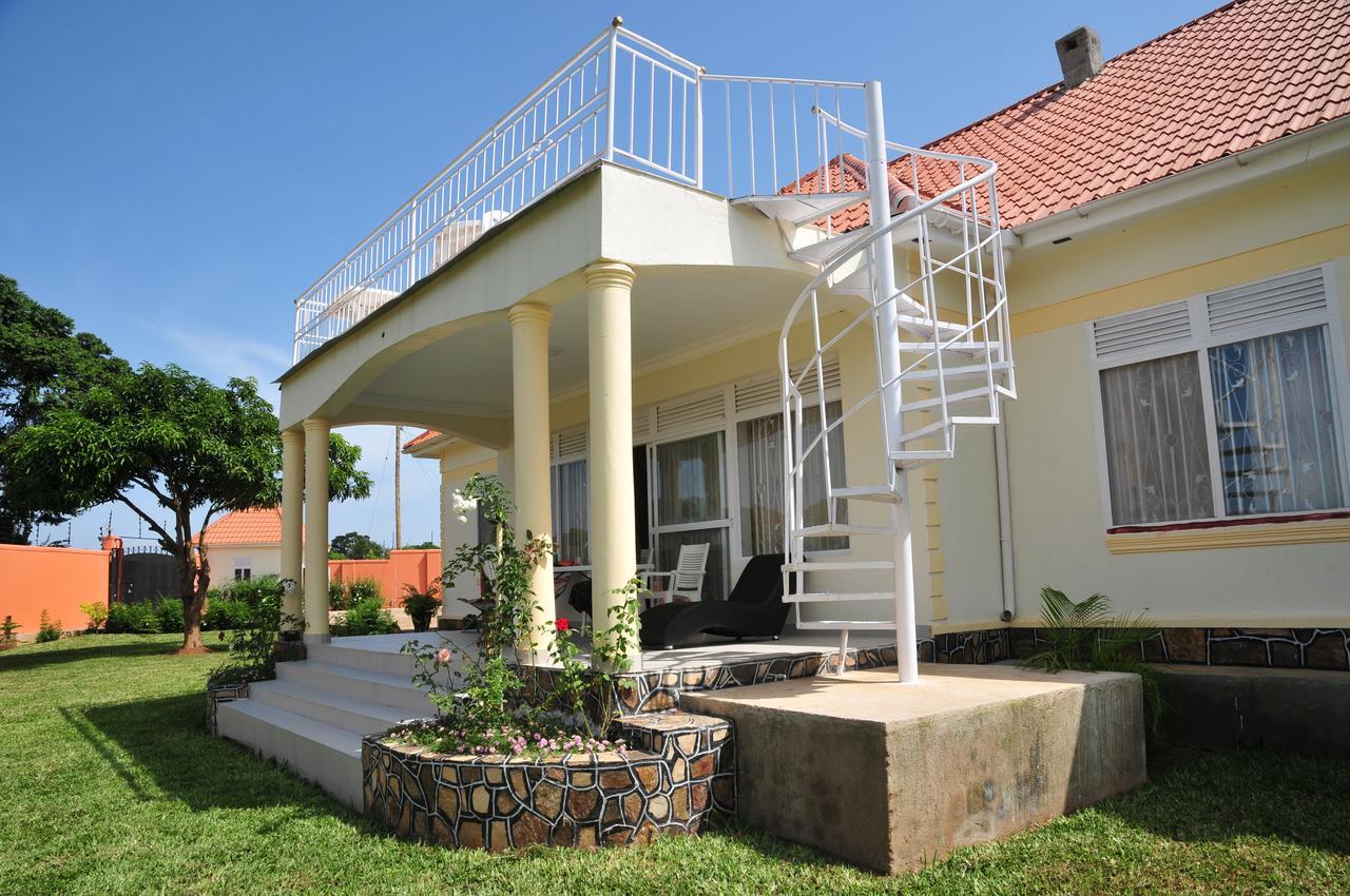 Victoria Lake View Guesthouse & Safaris Entebbe Ngoại thất bức ảnh