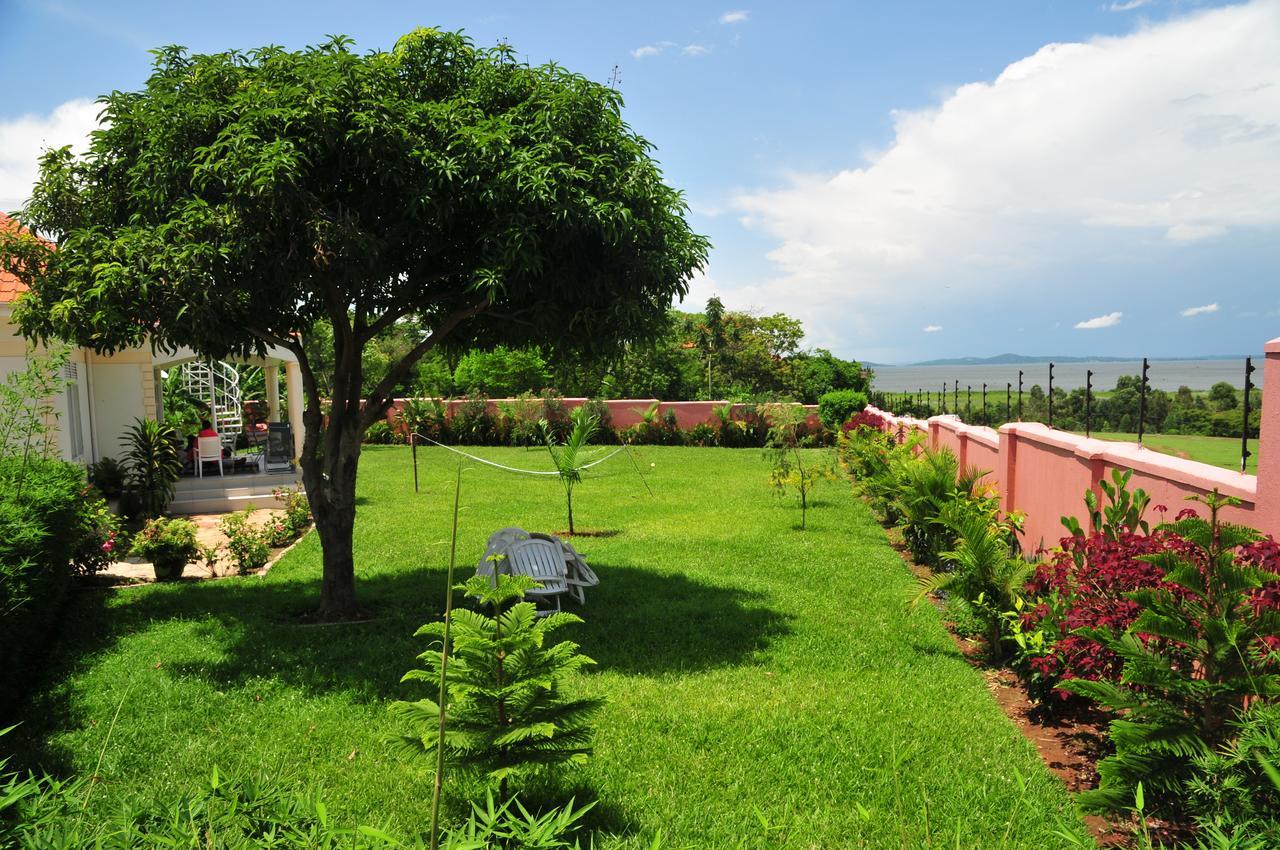 Victoria Lake View Guesthouse & Safaris Entebbe Ngoại thất bức ảnh